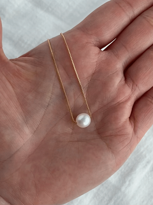 Freshwater pearl pendant on gold chain